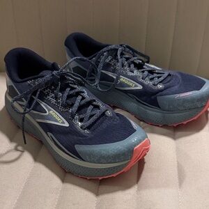 Brooks Divided 5, Women’s Blue and Pink Athletic Shoes